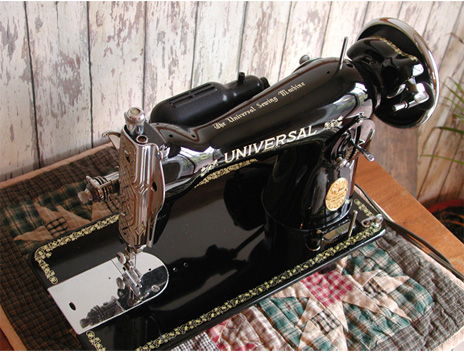 Universal De Luxe Sewing Machine